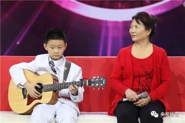 羡煞身旁美女主持叶一茜与李晓峰？张蕾图片