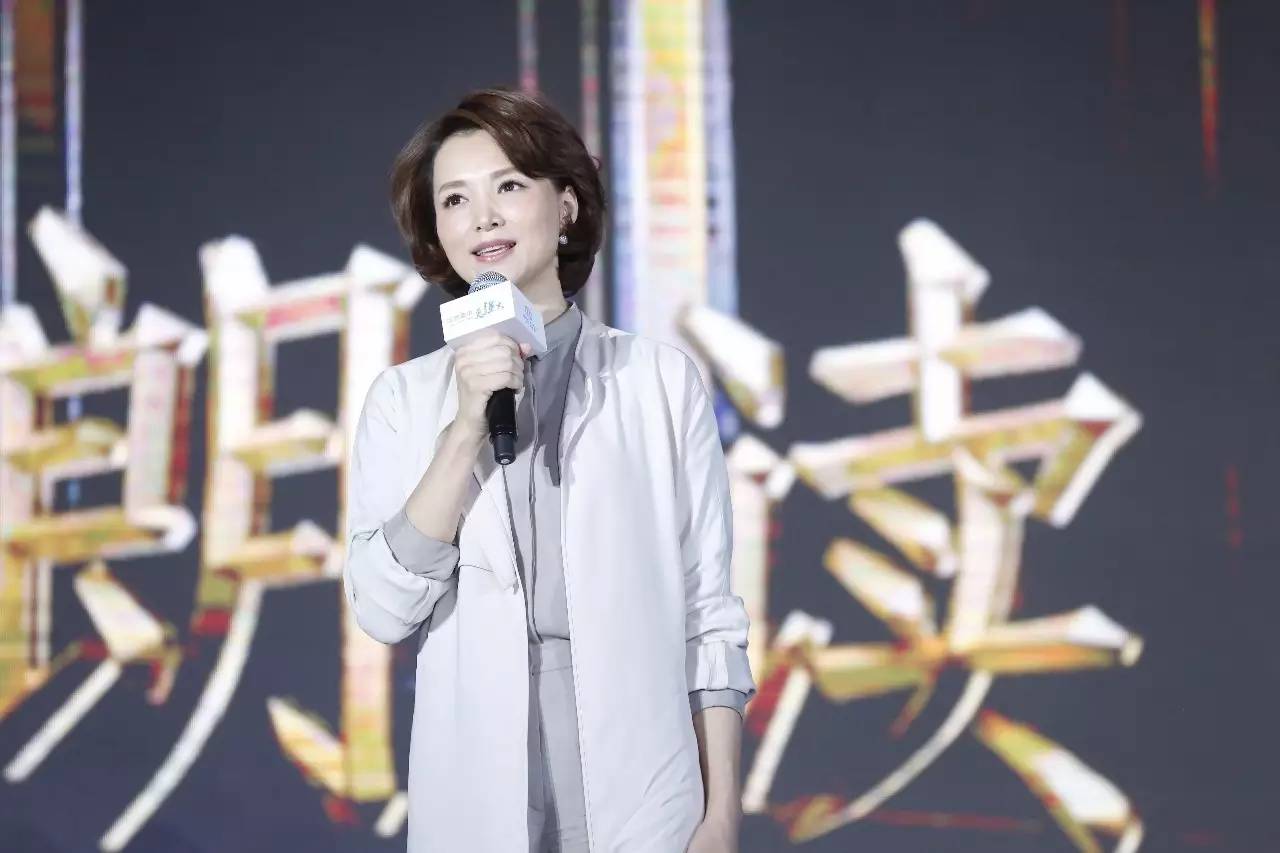 董卿一袭白衣主持《朗读者》发布会,被斯琴高