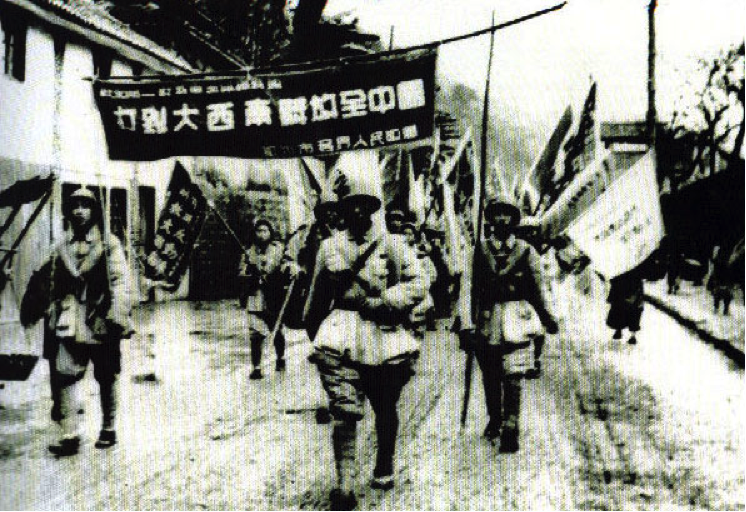 1949年11月，人民解放军经重庆市郊入城。.png