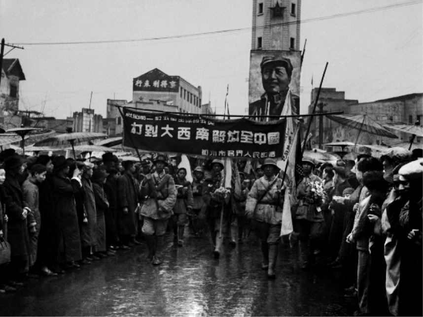 1949年11月30日，第一批进驻重庆的人民解放军在市区街头受到市民夹道欢迎。.png