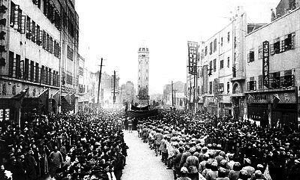 1949年11月30日，刘伯承、邓小平率领二野进入重庆。.png