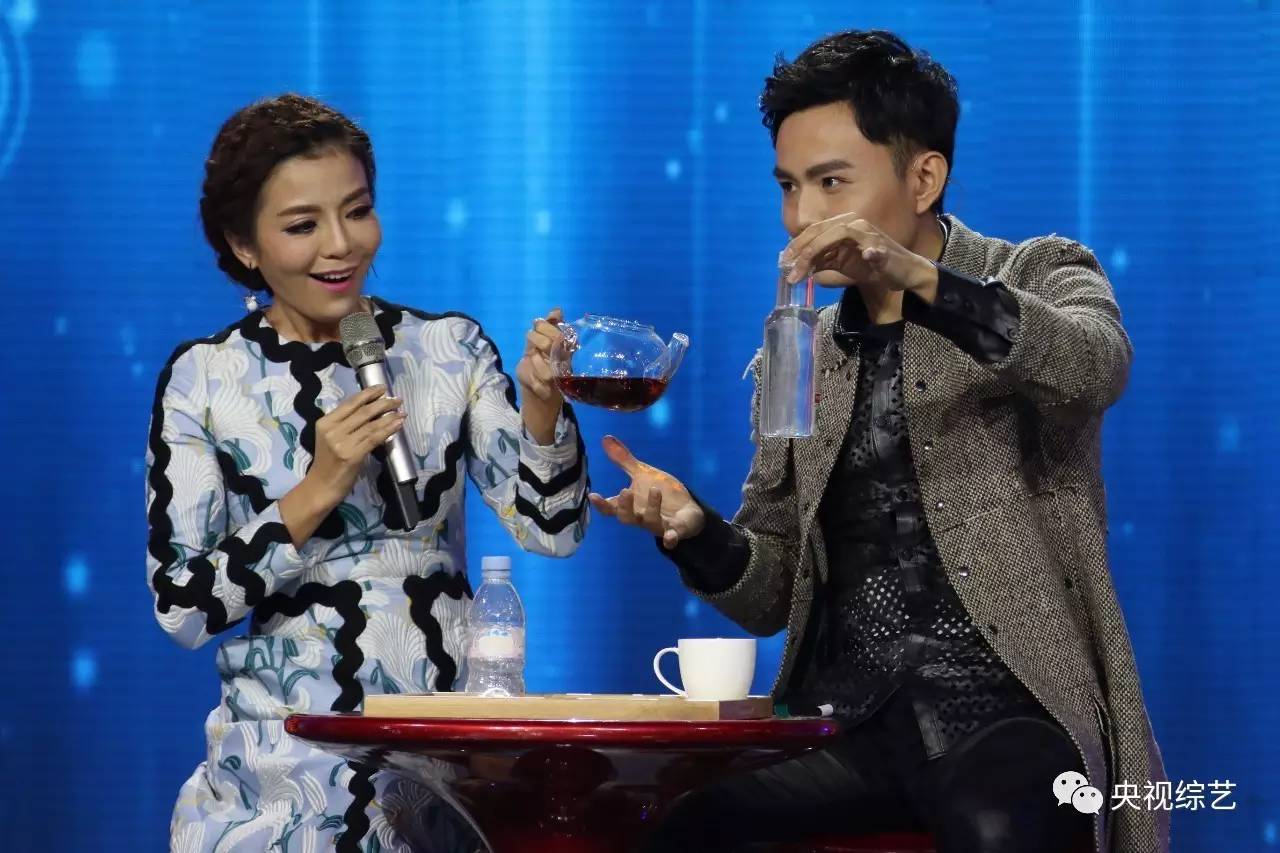 心惊肉跳!魔术师邓男子"电钻活人",钻手掌,钻脸,你敢看吗?